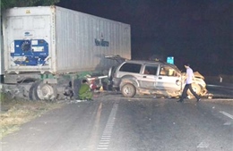 Ô tô tông xe container, tài xế chết tại chỗ