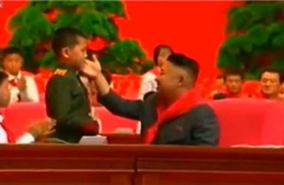 Ông Kim Jong Un hỏi chuyện, thơm má thiếu nhi