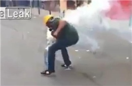 Người biểu tình Thổ Nhĩ Kỳ vô hiệu hóa lựu đạn hơi cay