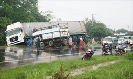 Xe tải tông xe container, 2 người thương vong 