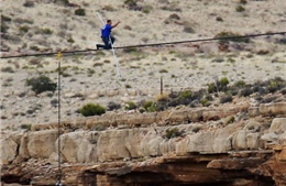 ‘Người đi dây’ chinh phục hẻm núi Grand Canyon