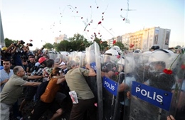 Biểu tình rầm rộ tiếp diễn tại Thổ Nhĩ Kỳ 