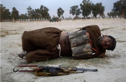 Lính Afghanistan tháo ngòi nổ trên người kẻ đánh bom liều chết