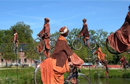Xem hình nhân đạp xe qua sông