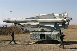 Iran đặt tên lửa phòng không S-200 lên bệ di động 