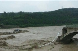 Sập cầu Trung Quốc, người xe nhào xuống sông lũ