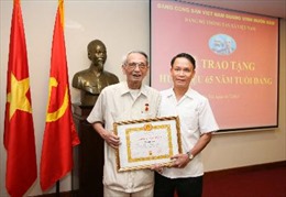 Trao tặng Huy hiệu 65 năm tuổi Đảng cho đồng chí Đỗ Phượng