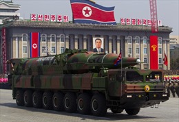Tên lửa Triều Tiên lên bệ phóng chuẩn bị duyệt binh