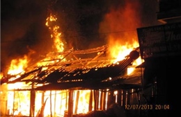 Cháy lớn thiêu rụi 4 căn nhà 