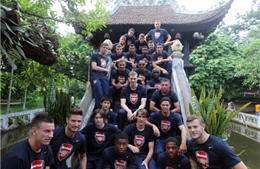 Arsenal thăm Chùa Một Cột