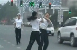 Nữ cảnh sát đánh nhau trên phố