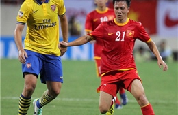 Mạnh Dũng làm 'thủng lưới' Arsenal