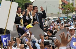 Thủ lĩnh đối lập Sam Rainsy trở về Campuchia