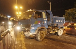 Xe ben hất tung dải phân cách, 3 người bị thương