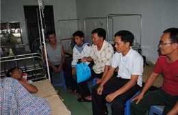 Mổ cấp cứu ngư dân trên đảo Song Tử Tây