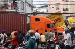 Xe container tông sập 2 căn nhà