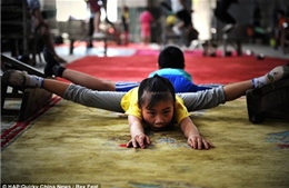 Trẻ nghèo Trung Quốc khổ luyện đau đớn