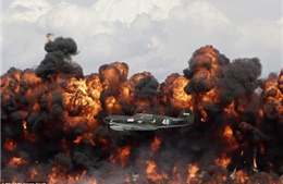 Chiến đấu cơ Trân Châu Cảng bay xuyên tường lửa