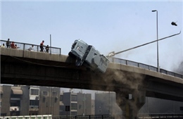 Người biểu tình Ai Cập đẩy xe cảnh sát bay khỏi cầu