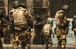 Xem quân đội Ai Cập bắn, ném lựu đạn cay người biểu tình