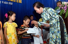 Phó Chủ tịch nước trao học bổng cho học  sinh nghèo Hải Dương