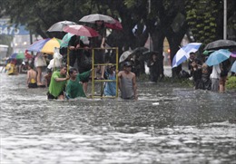 Nước lụt nhận chìm hơn nửa thủ đô Manila