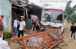 Bị xe đâm chết khi đứng trước cổng nhà