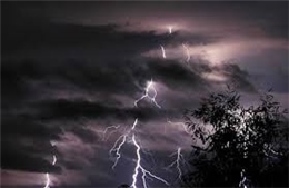 Ở trong nhà vẫn bị sét đánh tử vong