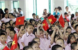 Học sinh Hà Nội khai giảng trong mưa