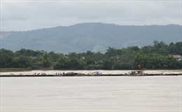 Nước sông Thao cuốn trôi cầu phao Phong Châu 