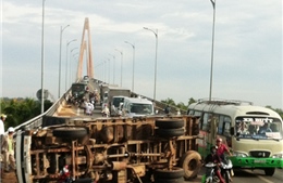 Xe tải lật nhào trên cầu Rạch Miễu