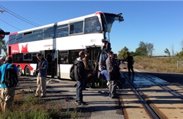 Tai nạn kinh hoàng giữa tàu hỏa và xe bus tại Canada