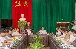 Đồng chí Tòng Thị Phóng làm việc tại Tuyên Quang 