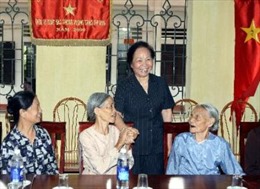 Phó Chủ tịch nước Nguyễn Thị Doan dự giao lưu nghệ thuật &#39;Mắt sáng cho người cao tuổi&#39;