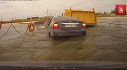 Hồi hộp vượt cầu chìm qua sông ở Nga