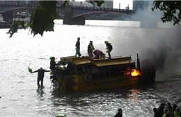 Cháy thuyền, 30 người nhảy xuống sông Thames  