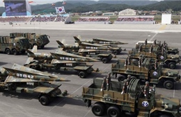 Hàn Quốc diễu binh đầy uy lực với tên lửa