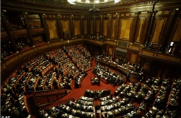 Thủ tướng Italia vượt qua bỏ phiếu tín nhiệm