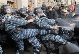 Cảnh sát Ukraine bắn hơi cay giải tán hàng nghìn người biểu tình