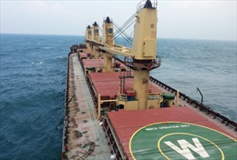 Xử lý dầu tràn từ tàu Panama mắc cạn tại Quảng Ngãi