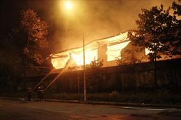 Cháy lớn suốt đêm, xưởng gỗ bị thiêu rụi 