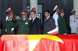 Các đoàn quốc tế xúc động viếng Đại tướng