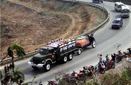 Đoàn xe đưa linh cữu Đại tướng tiến về Vũng Chùa-Đảo Yến