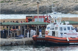 Italy cứu sống 300 người di cư gặp nạn trên biển 
