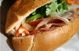 Ăn bánh mì, hàng chục người nhập viện 