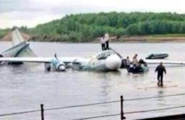 Vớt được 6 thi thể vụ máy bay rơi xuống sông Mekong