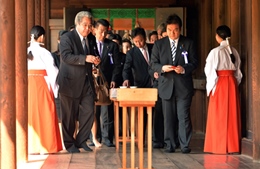 Bộ trưởng nội các Nhật Bản thăm đền Yasukuni