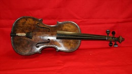 Đàn violin chơi nhạc trong thảm kịch Titanic giá 1,6 triệu USD