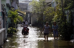 Người dân Tp. Hồ Chí Minh, Cần Thơ  vất vả vì triều cường