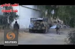 Phiến quân Syria chuẩn bị bom xe và cho nổ chốt kiểm soát